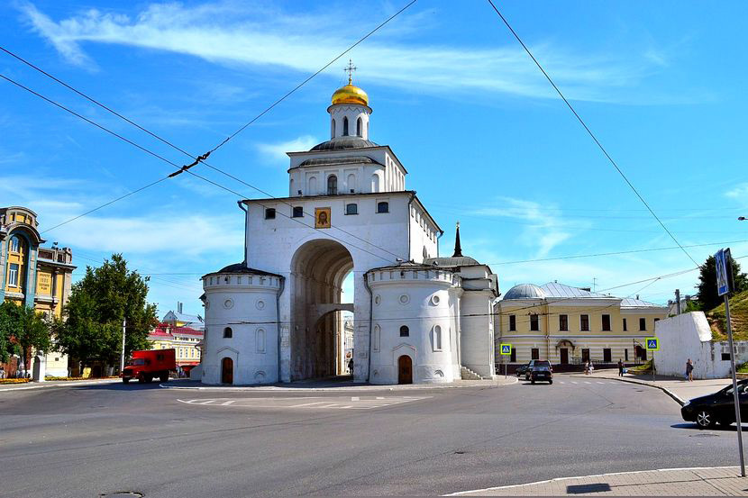 Золотые ворота во Владимире ночью